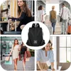 Schwarzer Rucksack mit silbernem Emblem in der Mitte, gezeigt in einer Collage von Personen, die Taschen in verschiedenen Szenarien verwenden Produktbild-Vorschau