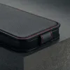 A close-up of a black leather phone case with red stitching. Anteprima dell’immagine prodotto
