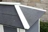 Close-up view of the roof of a wooden animal house. Voir les images du produit
