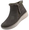Das Bild zeigt einen Stiefel in der Farbe Olive der auf einem weißen Hintergrund platziert ist. Der Stiefel ist von der linken Seite zu sehen und das Material wirkt robust und strukturiert. Productafbeelding-voorbeeld