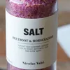 A close-up of a jar of pink salt with a label. Produktbild-Vorschau
