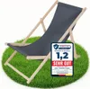 A dark gray deck chair is placed on a circular patch of green grass, with a promotional badge to the right. Anteprima dell’immagine prodotto