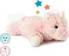 A pink plush unicorn toy with white wings and a horn, lying on a white background. It has a projector on its back that emits small dots of light, and there are colorful stars above it. Produktbild-Vorschau