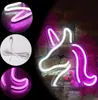 A collage of images showing a unicorn-shaped neon light sign, its USB cable, and close-ups of the neon tubes, mounted on a brick wall. Anteprima dell’immagine prodotto
