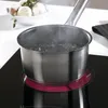 A pot of boiling water on a black induction hob. Voir les images du produit