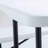 A close-up view of the edge and legs of a white folding table. Voir les images du produit