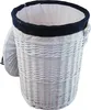 A white wicker laundry basket with a navy blue trim and a lid. Anteprima dell’immagine prodotto