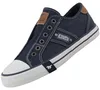 Auf dem Bild ist ein blauer Freizeitschuh zu sehen der aus einer Kombination von Materialen gefertigt ist. Der Schuh wird von der Seite präsentiert und zeigt ein sportliches Design. Produktbild-Vorschau