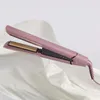 A pink hair straightener is shown on a draped white fabric. Anteprima dell’immagine prodotto