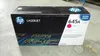 A product box for an HP LaserJet toner cartridge is shown on a textured surface. Voir les images du produit