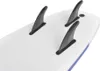 Close-up view of the tail end of a white surfboard with three black fins attached. Produktbild-Vorschau