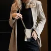 Selencia Nova Telefoonhoes met Koord en Pashouder voor de Productafbeelding-voorbeeld 4