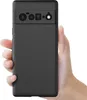 A hand holding a black smartphone case. Produktbild-Vorschau