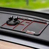 Schwarze Auto-Armaturenbrett-Organizer-Matte mit rotem Rand, mit Handyhalter und Staufächern, auf einem Auto-Armaturenbrett platziert Náhľad obrázku produktu