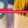 A close-up of a glass container filled with spaghetti, with text overlays highlighting product features. Produktbild-Vorschau