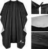 A collage of images showing a black hairdressing cape, its tie closure, its lining, and its water-repellent properties. Anteprima dell’immagine prodotto