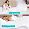 A collage showing a woman hugging a duvet and another woman sleeping on a bed with duvets. Produktbild-Vorschau