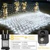 A net light decoration with cartoon characters, a power adapter, and a control box with mode descriptions. Produktbild-Vorschau