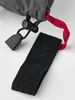 Detailansicht des Army Leather Heli Ski - 5 Finger Handschuhs von Hestra mit einem schwarzen Riemen und einem roten Zugband. Produktbild-Vorschau