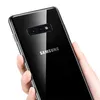 A hand holding a transparent phone case on a Samsung Galaxy S10e. Produktbild-Vorschau