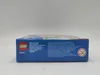 The side of a blue LEGO box with text and logos. Voir les images du produit