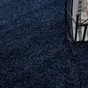 A close-up view of a dark blue shaggy carpet. Anteprima dell’immagine prodotto