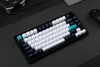 A mechanical keyboard is placed on a dark desk mat. Voir les images du produit