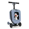 A three-wheeled scooter with a light blue suitcase attached, featuring a window with a stuffed duck inside. The scooter is shown against a white background. Produktbild-Vorschau