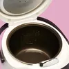 Close-up view of the interior of an open rice cooker. Anteprima dell’immagine prodotto