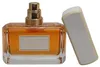 Dahlia Divin Eau de Parfum von Givenchy mit sichtbarem goldenen Sprühkopf, die weiße Kappe liegt seitlich abgelegt. Podgląd zdjęcia produktu