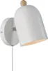 A white wall lamp with a wooden accent. Voir les images du produit