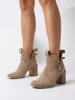 Beigefarbene Damen-Stiefeletten mit Blockabsatz und offenen Produktbild-Vorschau 3