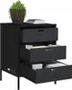A black rattan cabinet with three drawers, a plant on top, and books on the top surface. Anteprima dell’immagine prodotto