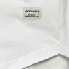 A close-up of a white t-shirt with a brand label. Produktbild-Vorschau