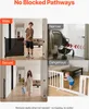 A collage of images demonstrating the use and features of a retractable baby gate in various scenarios. Voir les images du produit