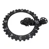 A black gear clock with white numbers on a white background. Voir les images du produit