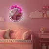 A child's bedroom decorated in pink with a neon cat light and a daybed. Produktbild-Vorschau
