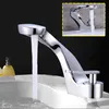 A chrome faucet with water flowing into a white sink, with a smaller inset image of the faucet. Podgląd zdjęcia produktu