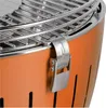 A close-up view of the top edge of an orange charcoal grill, showing a metal latch and the grill grate. Anteprima dell’immagine prodotto