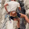 Kletterer mit einem Chalk Bag in Form eines Faultiers von YY Vertical; ausgestattet mit Kletterkarabinern. Produktbild-Vorschau