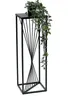 A black metal plant stand with a trailing green plant on top, set against a white background. Anteprima dell’immagine prodotto