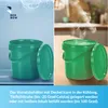 A split image showing a green bucket on the left with a light blue, bubbly background and on the right, the same bucket with steam rising from it on a wooden surface. Anteprima dell’immagine prodotto