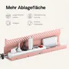 A pink cable management tray holding a power strip with several plugs and adapters, with text overlays describing features. Voir les images du produit