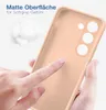 A hand is touching a pink phone case, highlighting its matte surface and soft grip. Produktbild-Vorschau