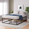 Schwarzer Metallbettrahmen mit Matratze in modernem Schlafzimmer mit Holzfußboden.
 Produktbild-Vorschau
