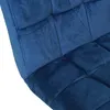 A close-up view of the tufted upholstery of a blue bar stool. Voir les images du produit