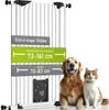 A dog and a cat are shown in front of a white pet gate with text overlays indicating dimensions and features. Produktbild-Vorschau