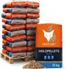 A stack of bagged wood pellets on a pallet next to a single bag of wood pellets and a pile of loose pellets. Produktbild-Vorschau