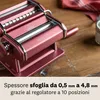 A pink Marcato Atlas 150 pasta machine is shown on a wooden table, with text describing its features. Náhľad obrázku produktu