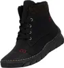 Auf dem Bild ist ein schwarzer Stiefel zu sehen der von der linken Seite betrachtet wird. Der Stiefel hat eine glatte Oberfläche und eine robuste Sohle. Produktbild-Vorschau